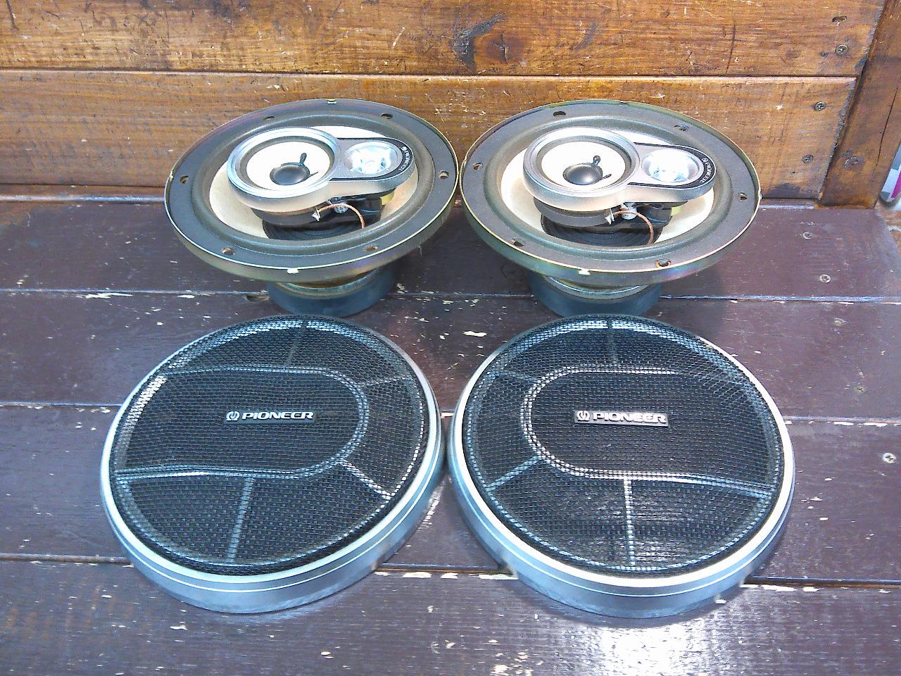 パイオニア(Pioneer)のカースピーカーTS-168 16cm 3ウェイ(3Way)埋込型カースピーカー 70年代末～80年代初頭の旧車カスタムで人気の高い、レトロなメタルグリルデザイン