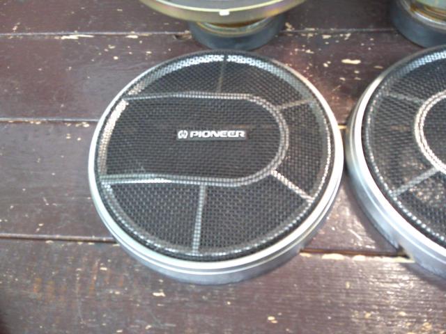 パイオニア(Pioneer)のカースピーカーTS-168 16cm 3ウェイ(3Way)埋込型カースピーカー 70年代末～80年代初頭の旧車カスタムで人気の高い、レトロなメタルグリルデザイン