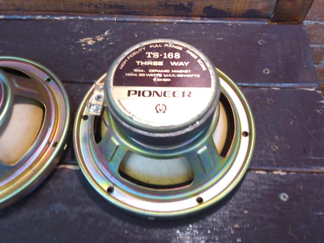 パイオニア(Pioneer)のカースピーカーTS-168 16cm 3ウェイ(3Way)埋込型カースピーカー 70年代末～80年代初頭の旧車カスタムで人気の高い、レトロなメタルグリルデザイン