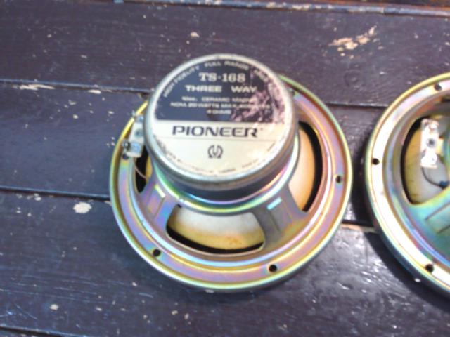パイオニア(Pioneer)のカースピーカーTS-168 16cm 3ウェイ(3Way)埋込型カースピーカー 70年代末～80年代初頭の旧車カスタムで人気の高い、レトロなメタルグリルデザイン