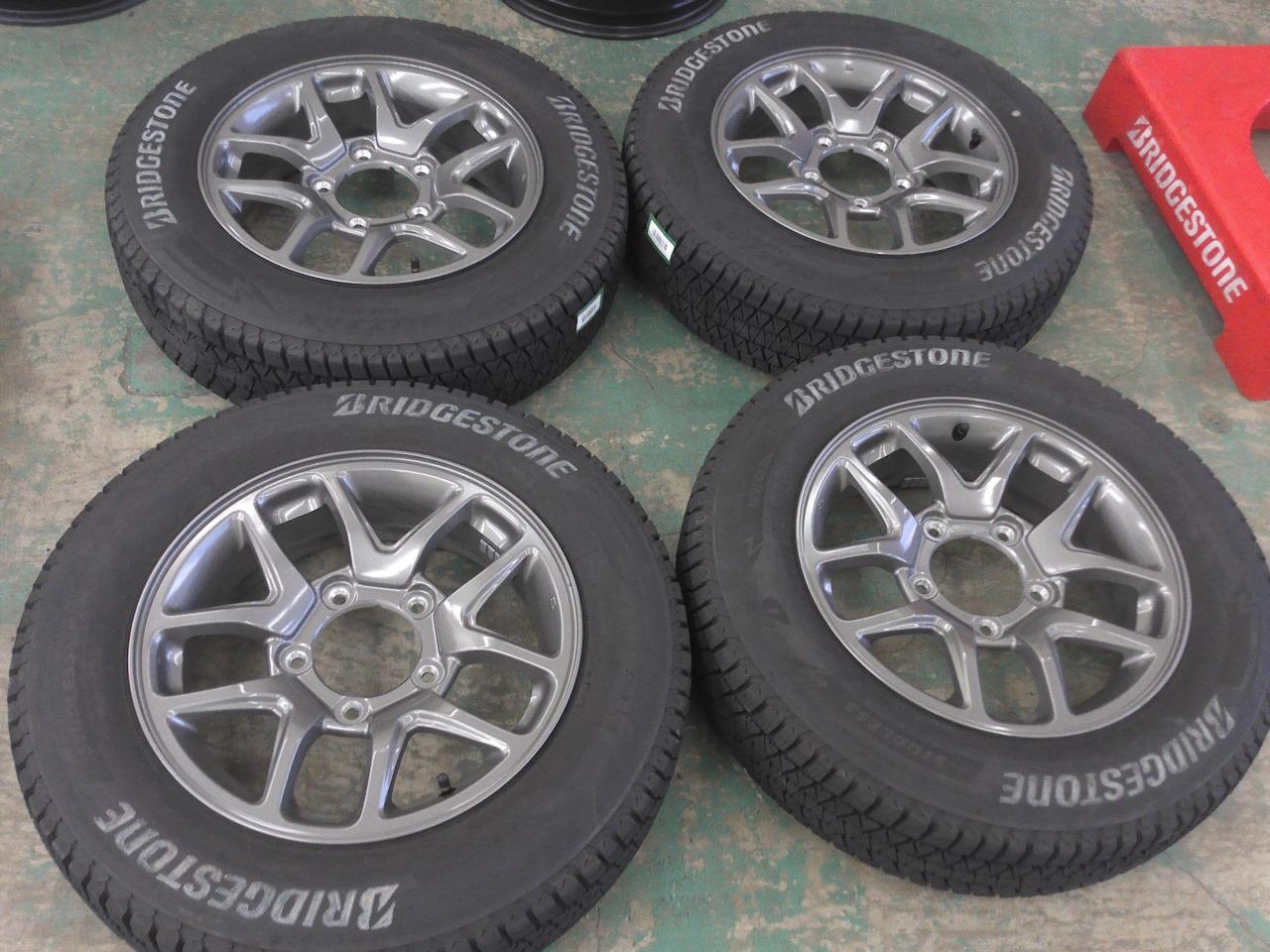JB64W Original aluminum wheel + BRIDGESTONE BLIZZAK DM-V3