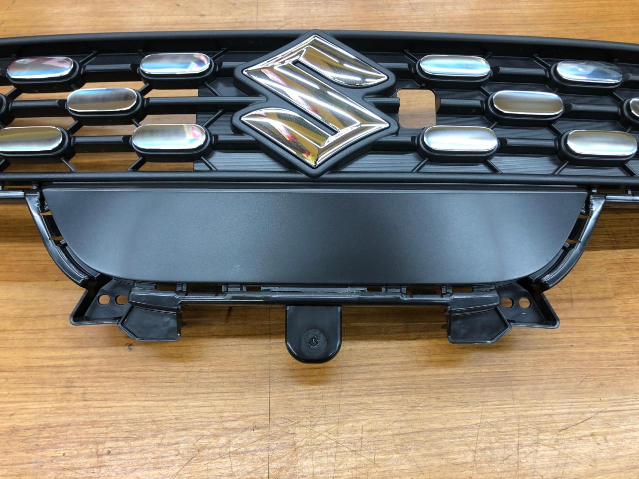 クロスビー　MN71S フロントグリル　純正 スズキ純正(SUZUKI) クロスビー/MN71S純正フロントグリル | やや傷や