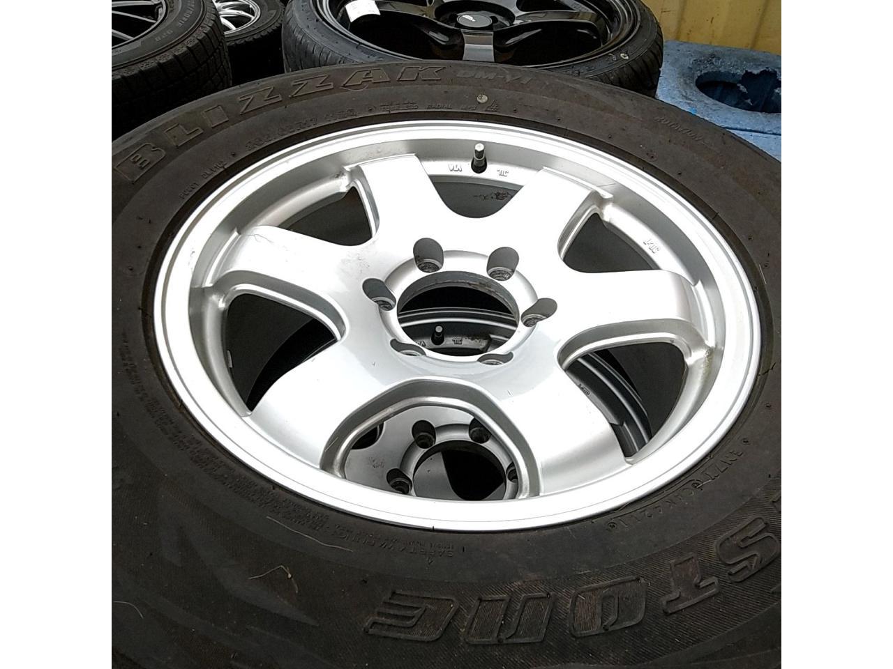 Unknown Manufacturer 6-spoke wheel