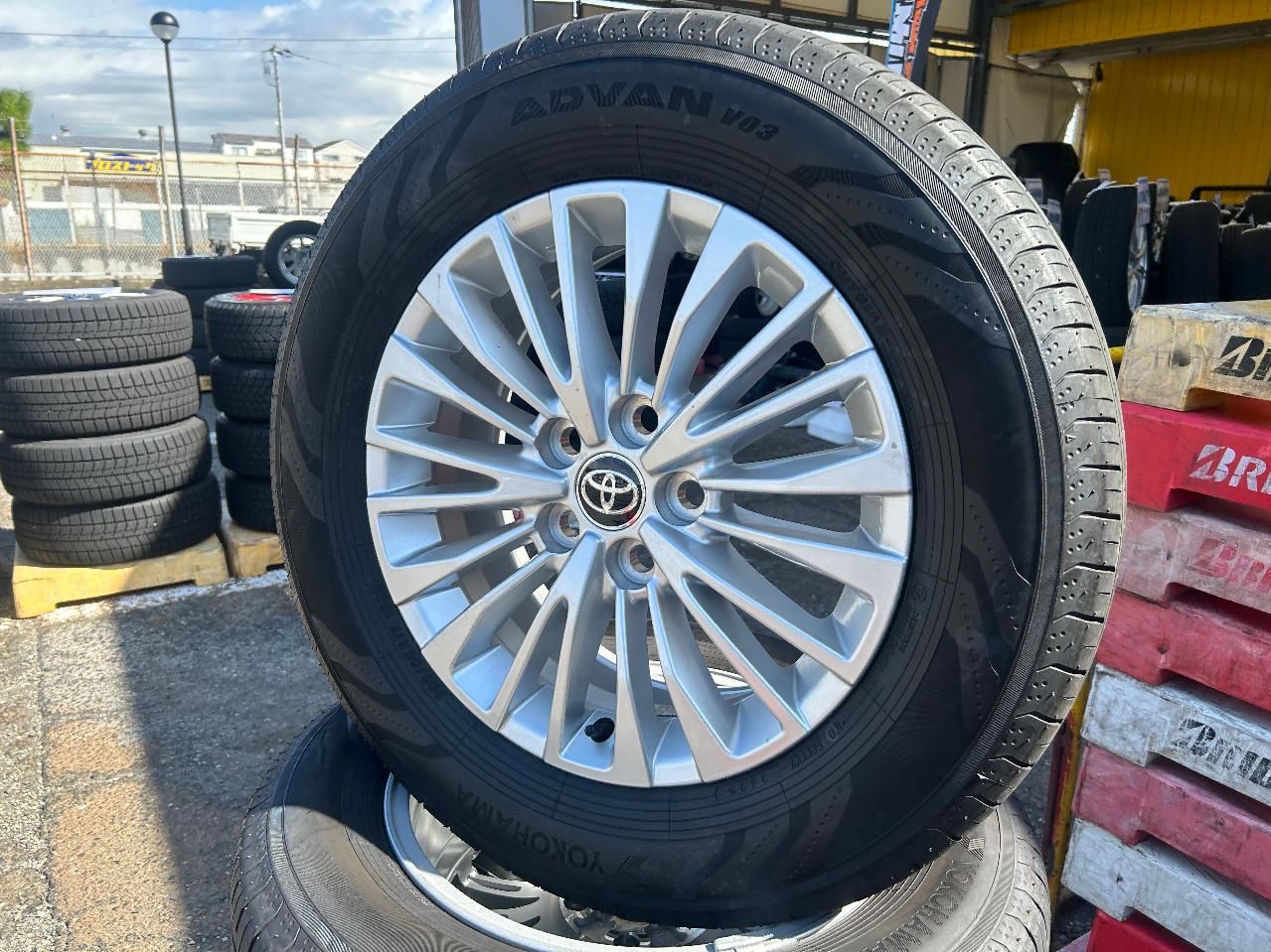 TOYOTA Genuine wheels for the 40-series Alphard/Vellfire + YOKOHAMA ADVAN V03