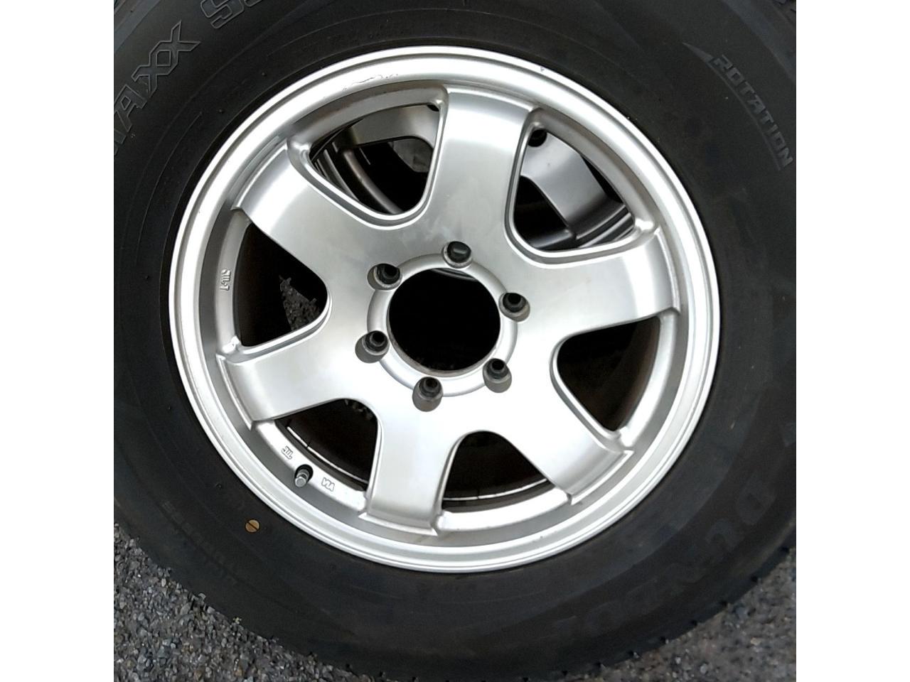 Unknown Manufacturer 6-spoke wheel