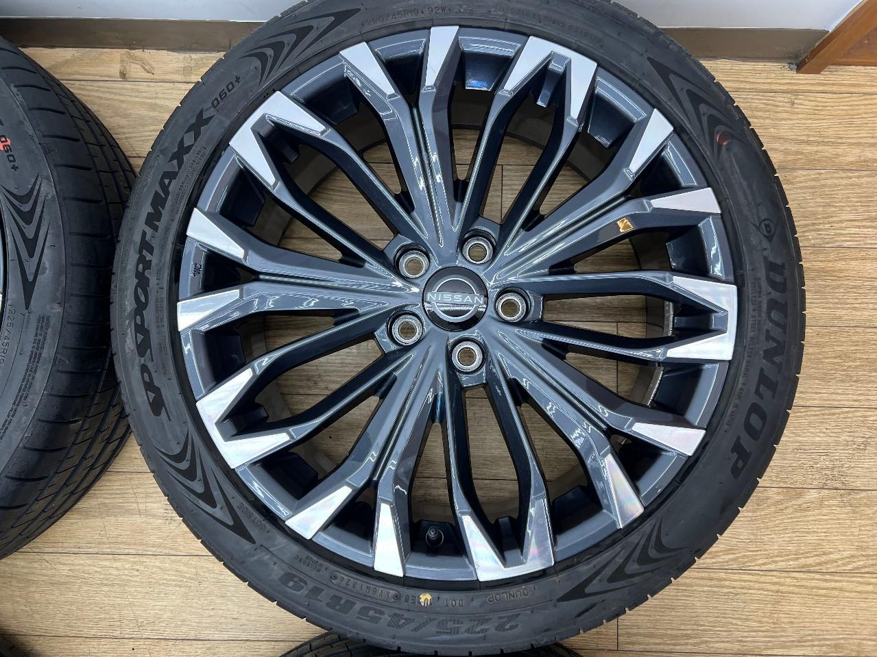 日産 エクストレイル /T33 純正ホイール + DUNLOP SP SPORT MAXX 060+