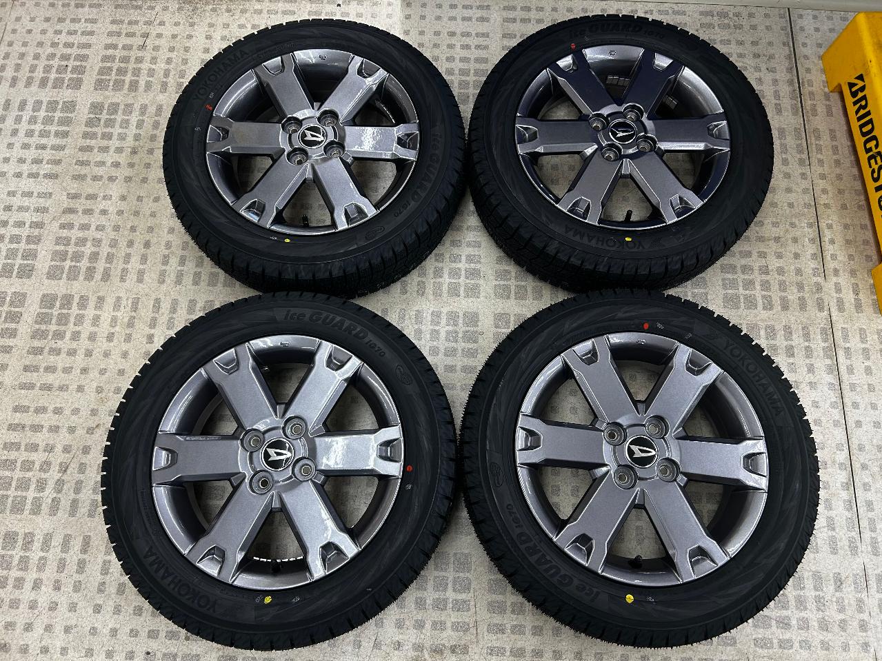 Balanced DAIHATSU Taft genuine wheel Manufactured for +26 years Brand new YOKOHAMA iceGUARD7 IG70
