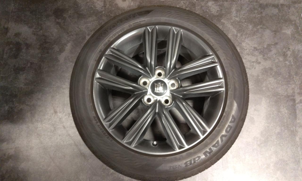 210 series Crown Original wheels from the earlier model + YOKOHAMA ADVAN dB V552