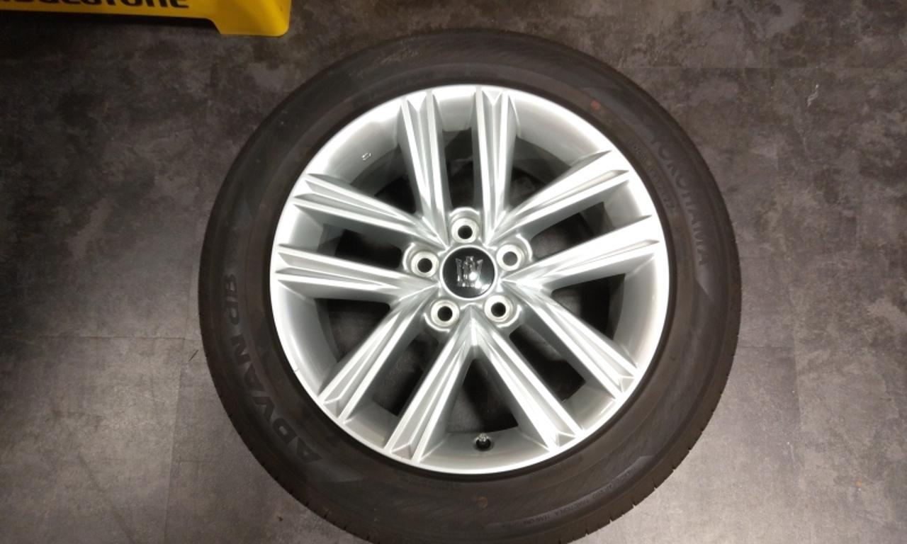 210 series Crown Previous term original wheel + YOKOHAMA ADVAN dB V552