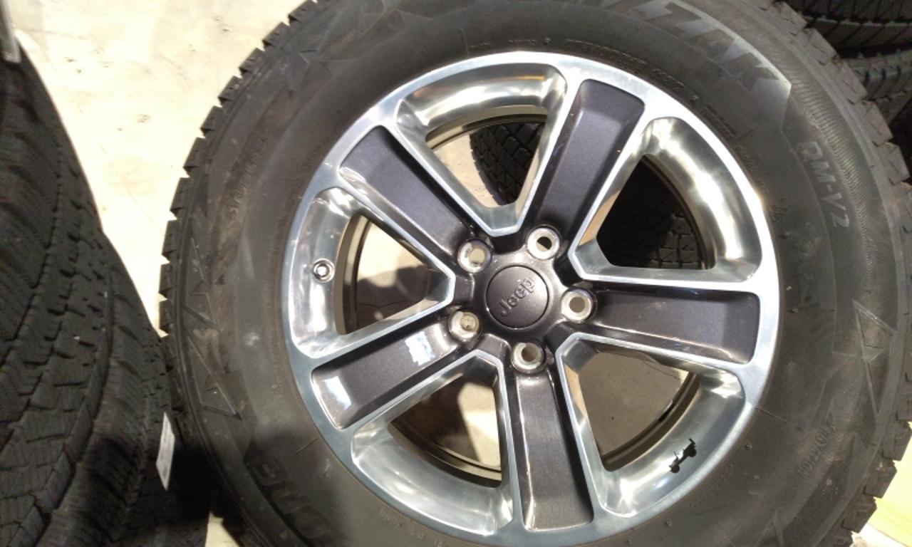 Jeep Wrangler Unlimited Sahara original wheel + BRIDGESTONE BLIZZAK DM-V3