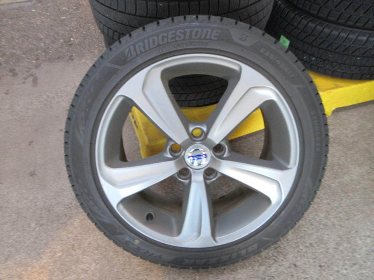 VOLVO V40 + BRIDGESTONE BLIZZAK VRX3