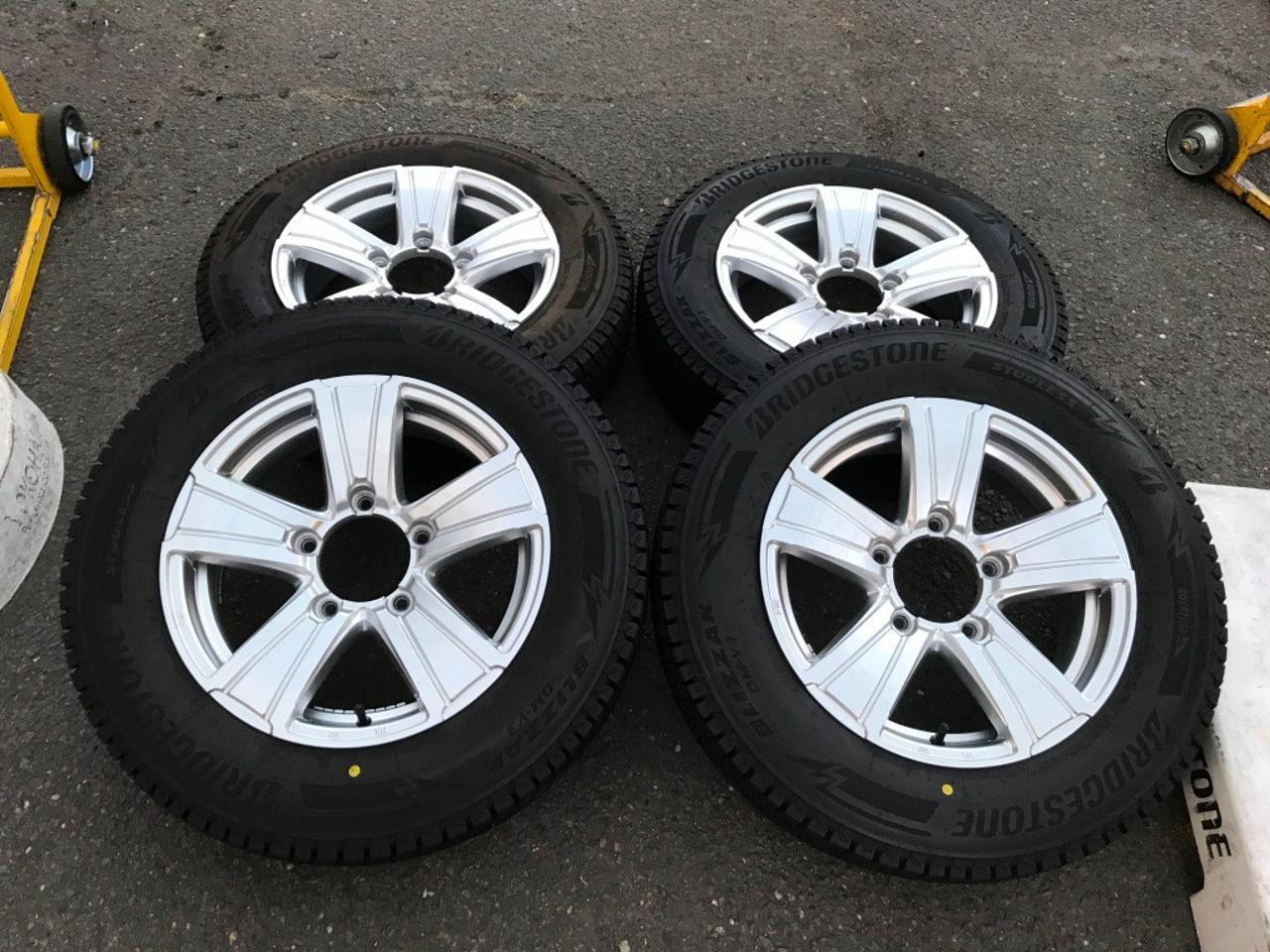 Manufacturer unknown 5 Hong spoke · BRIDGESTONE BLIZZAK DM-V3 4/4