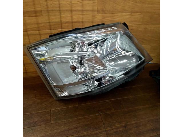 Genuine Nissan NV350 parts
Genuine parts for the early model Caravan (E26 type)
Halogen headlights
Right and left