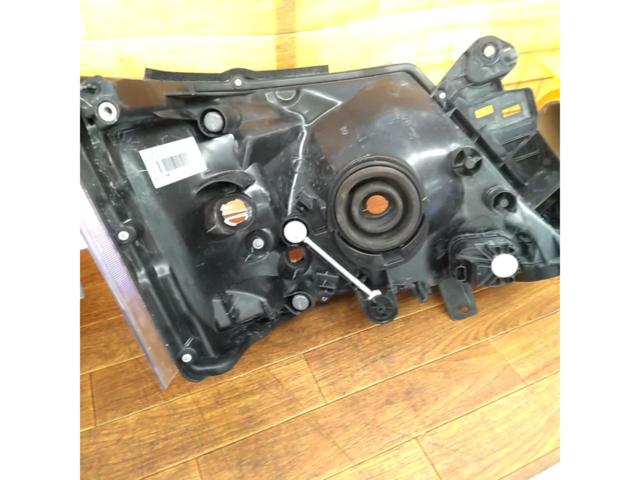 Genuine Nissan NV350 parts
Genuine parts for the early model Caravan (E26 type)
Halogen headlights
Right and left