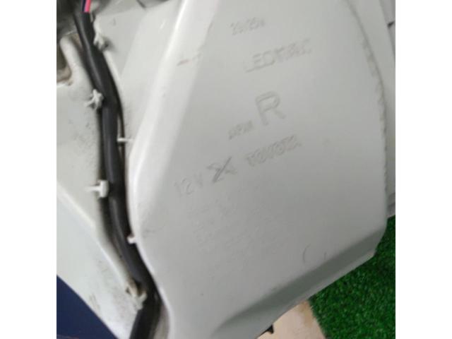 トヨタ純正200系ハイエース純正LEDヘッドライト