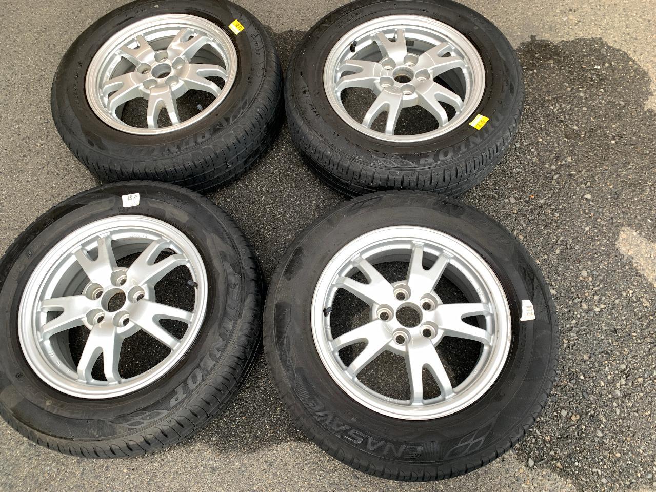 Toyota genuine parts Genuine alloy wheels for the Prius + DUNLOPENASAVE EC 204 Made in 2022 195 / 65R15 4 pieces set