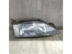 Translation
Toyota genuine parts
Genuine headlight
Right only
■
Sprinter Trueno
AE111