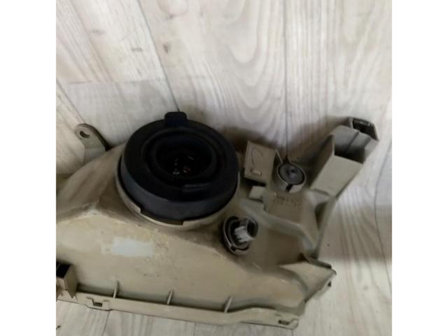 Translation
Toyota genuine parts
Genuine headlight
Right only
■
Sprinter Trueno
AE111