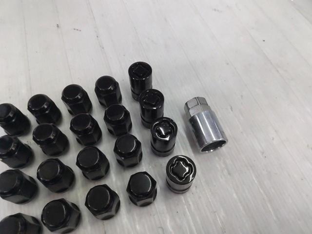 メーカー不明 ブラックナット+McGUARD ホイールロック