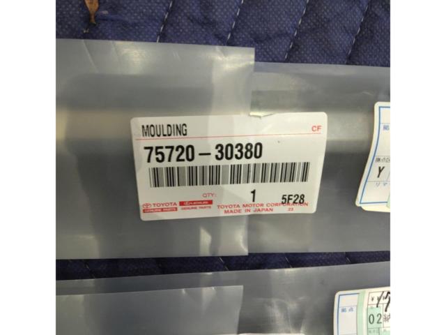 Toyota
Crown Majesta
17 system
Genuine
Door side mall
Front left and right set
75720-30380/75710-30380