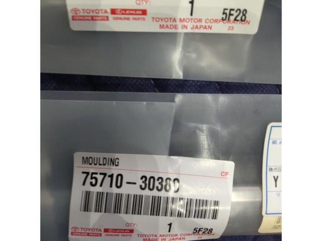 Toyota
Crown Majesta
17 system
Genuine
Door side mall
Front left and right set
75720-30380/75710-30380