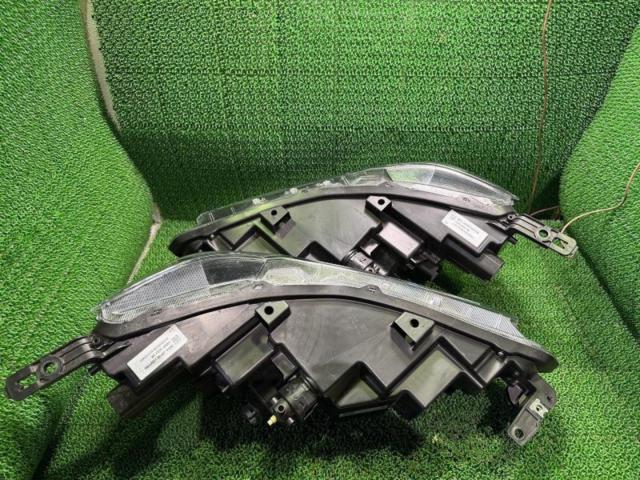ホンダ純正 WR-V純正ヘッドライト左右
