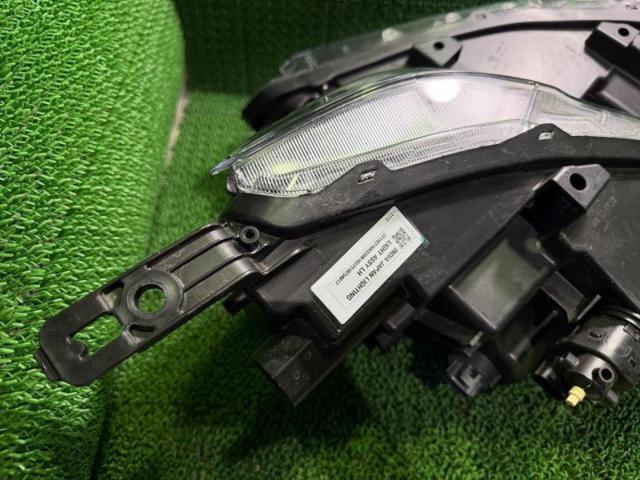 ホンダ純正 WR-V純正ヘッドライト左右