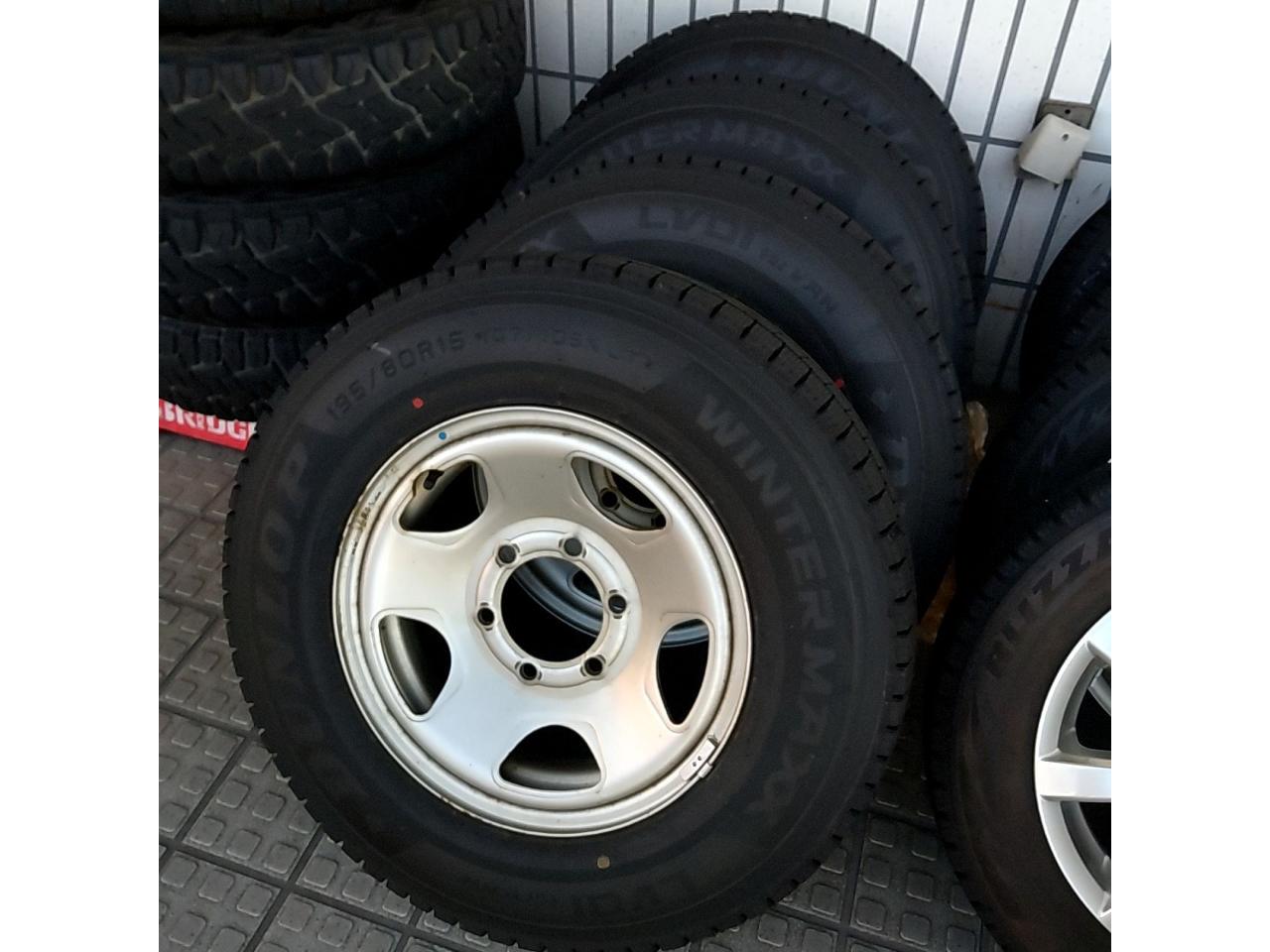 25-year-old Toyota genuine part with excellent tread depth. 100 Series Hiace genuine steel wheels + DUNLOP WINTERMAXX LV01 107 / 105N LT