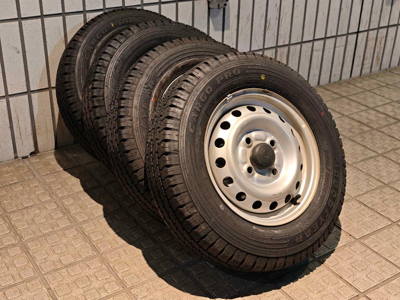 Daihatsu mini truck For light vans! 2014 model, excellent tread depth! Genuine Daihatsu steel wheels. + GOODYEARCARGO PRO