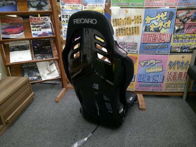 RECARO
RSS
BK
Kamui
Black
x
Brilliant Mesh
Black
+
Side protector
+
Belt guide