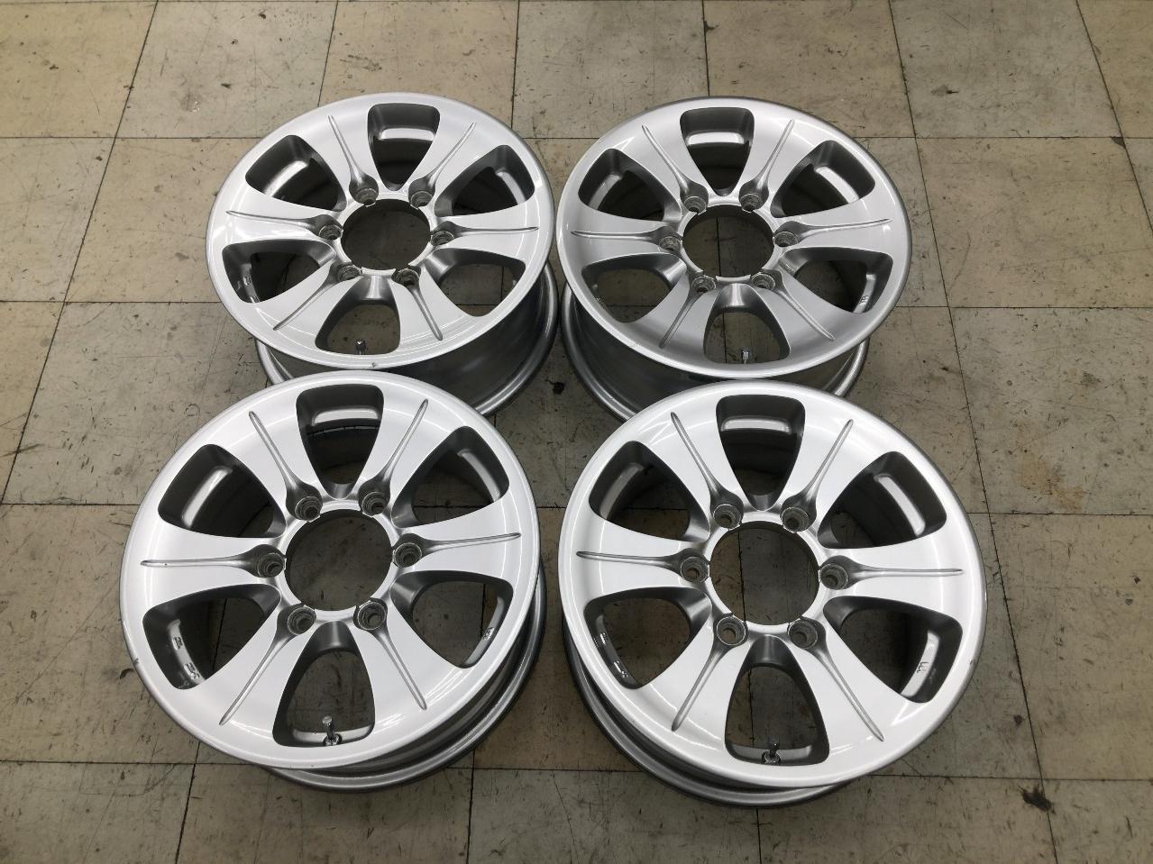 Unknown Manufacturer 6-spoke wheel