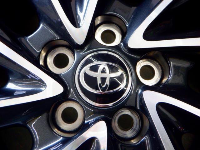 3 Toyota
90 Series Voxy
Original wheel + TOYO
PROXES
R60