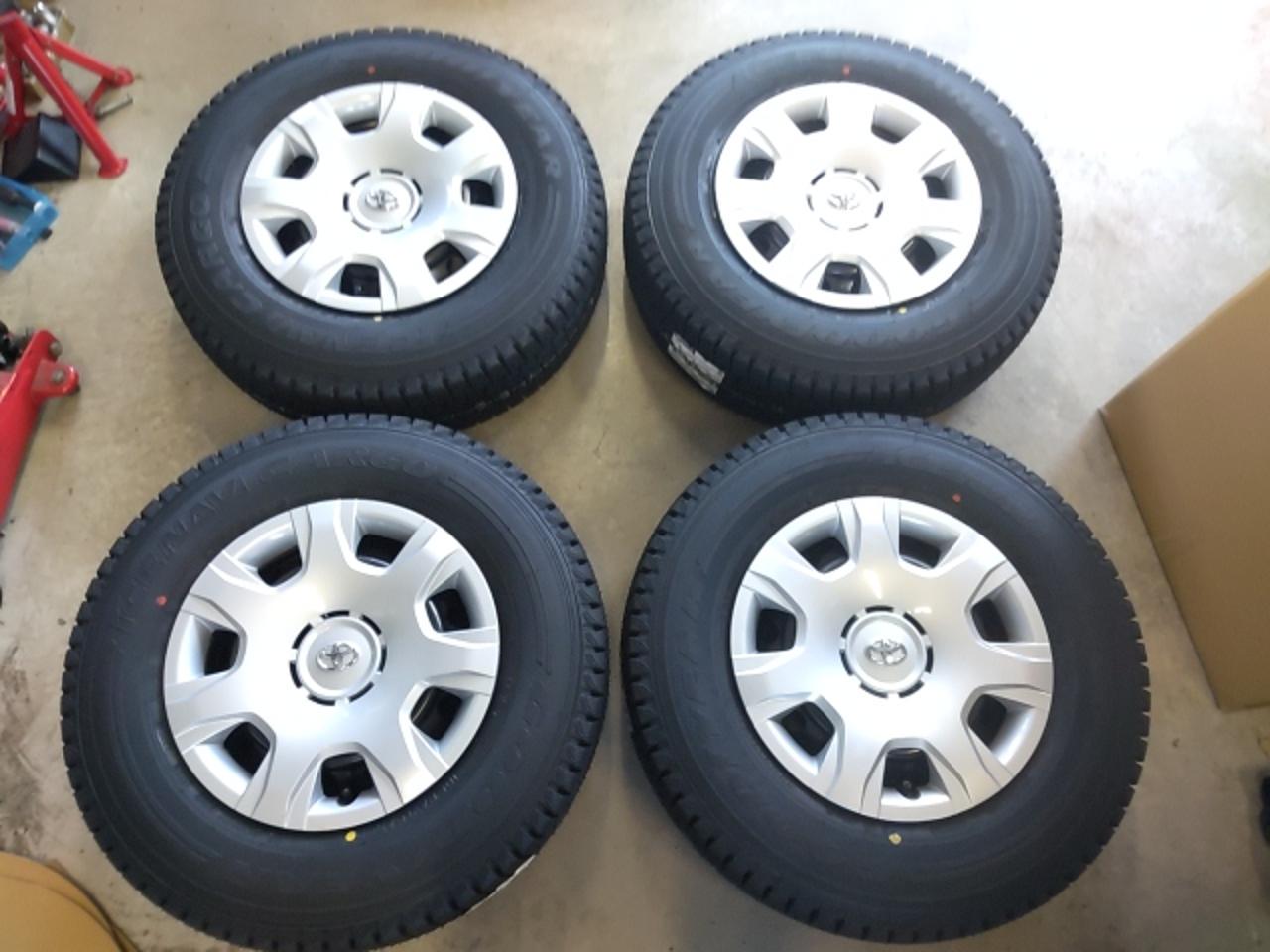Comes with brand new studless tires! Toyota original Hiace 200 Genuine steel wheel + GOODYEAR ICE NAVI CARGO