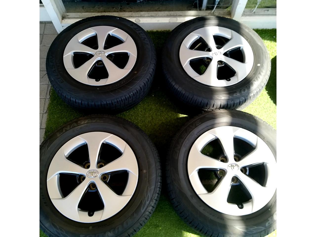 Toyota genuine parts 30 Series Prius Late Model Genuine Wheels + DUNLOPE NASAVE EC 204