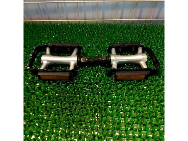 メーカー不明 フラットペダル ブラック×シルバー