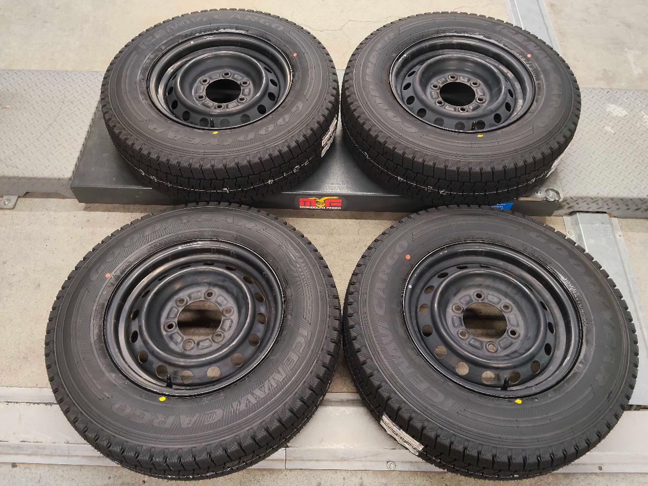 TOYOTA Hiace 200 Genuine steel wheel + GOODYEAR ICE NAVI CARGO