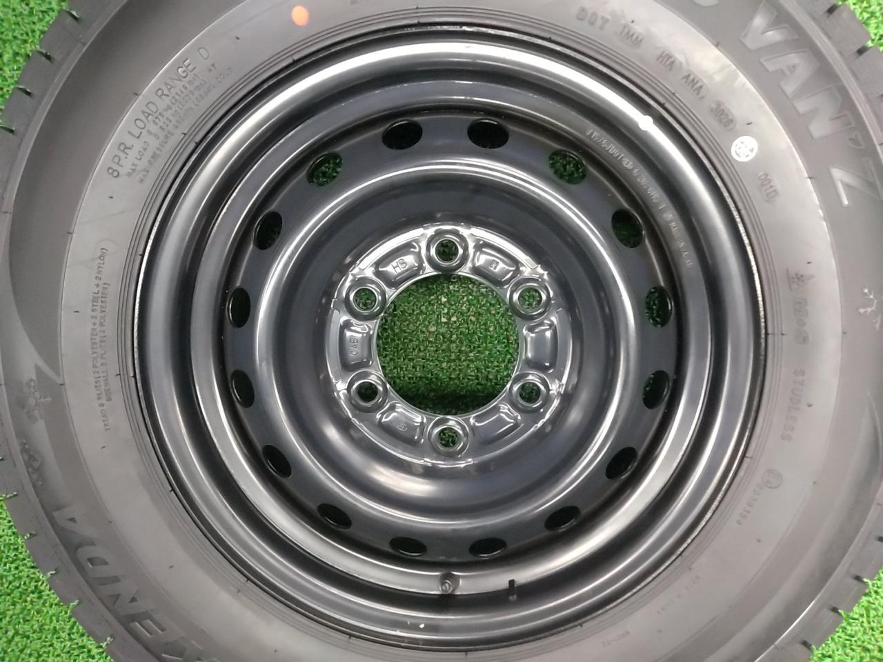 TOYOTA 200 Genuine steel wheels for Toyota Hiace + KENDA ICETEC VAN'Z WR01 with brand new studless tires!!!