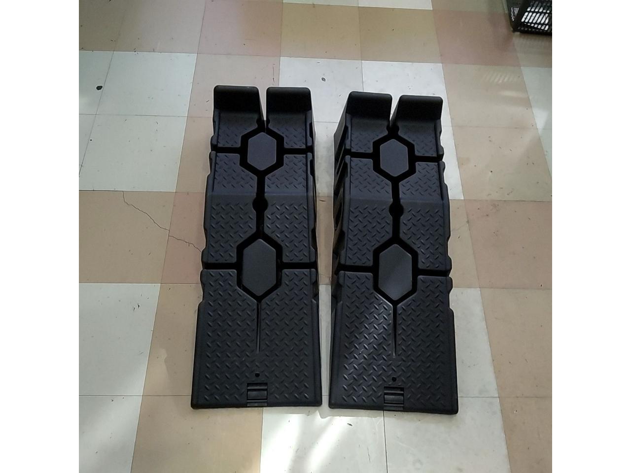 Car ramps from an unknown manufacturer
