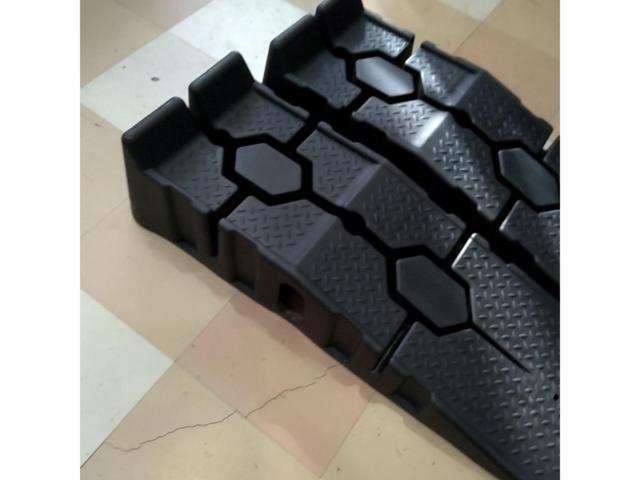 Car ramps from an unknown manufacturer
