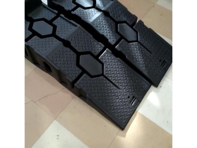 Car ramps from an unknown manufacturer