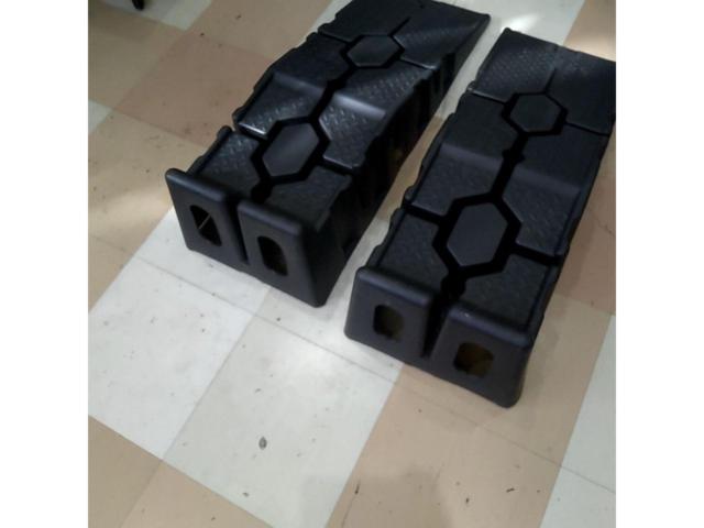 Car ramps from an unknown manufacturer
