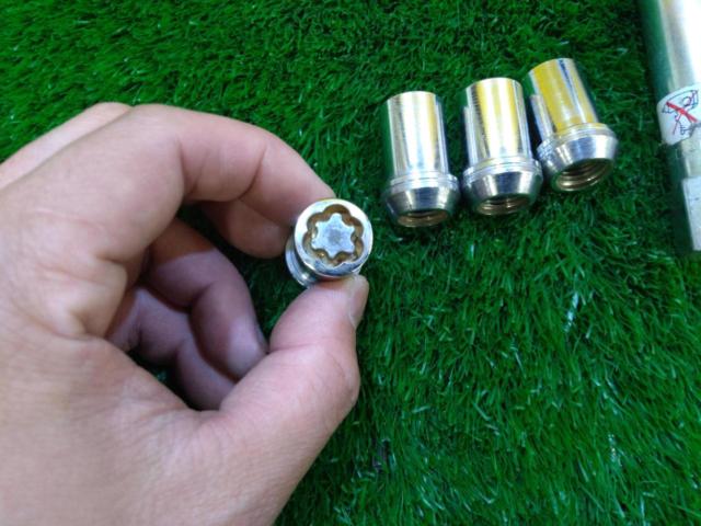 McGARD
Lock nut set
[M12xP1.5
21HEX]