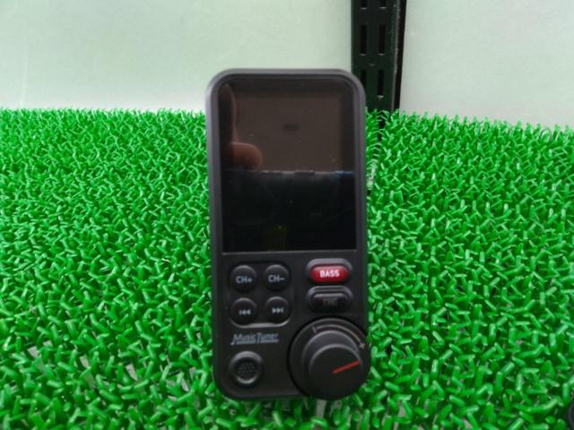 Equipped with a 1.8-inch LCD screen.
FM transmitter
BT93