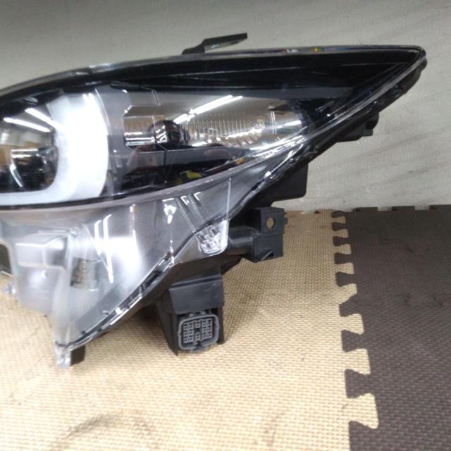 Bracket cracked (MAZDA)
KF
CX-5 late genuine LED head light
Left side only