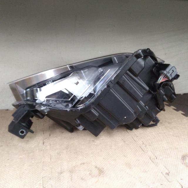 Bracket cracked (MAZDA)
KF
CX-5 late genuine LED head light
Left side only