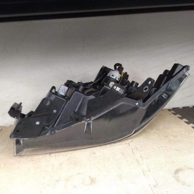 Bracket cracked (MAZDA)
KF
CX-5 late genuine LED head light
Left side only