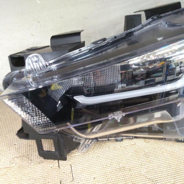 Bracket cracked (MAZDA)
KF
CX-5 late genuine LED head light
Left side only