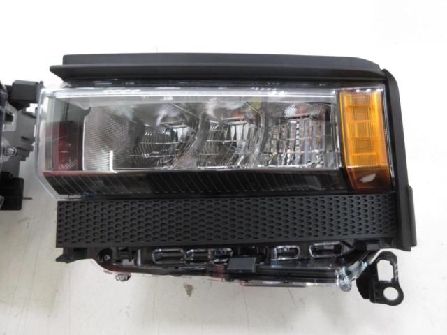 TOYOTA
Land Cruiser 250 genuine square headlights