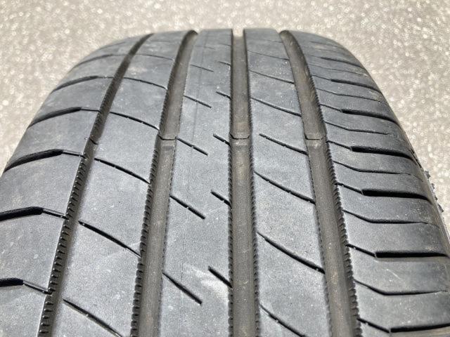 Toyota genuine
Toyota genuine
Crown Royal (180 series)
Special Edition (PREMIUM)
EDITION)
Genuine
Aluminum wheels + DUNLOP
LE
MANS
V