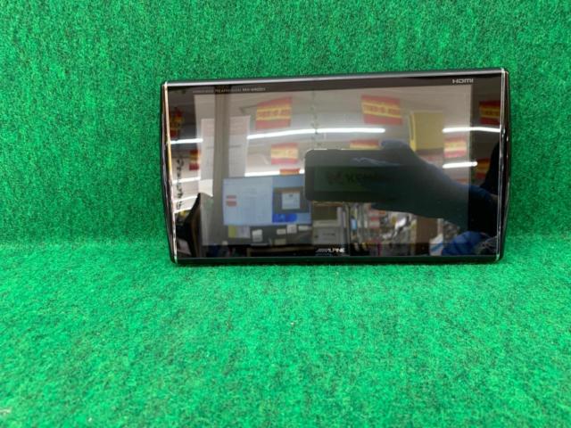 YH
ALPINE
PKH-M900SV
9-inch wide monitor